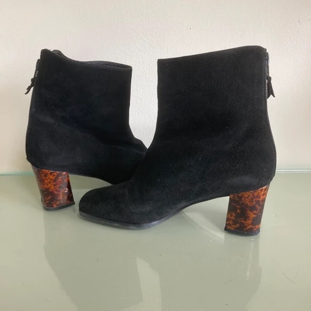 Chic Black Heeled Boots with Tortoiseshell Detail